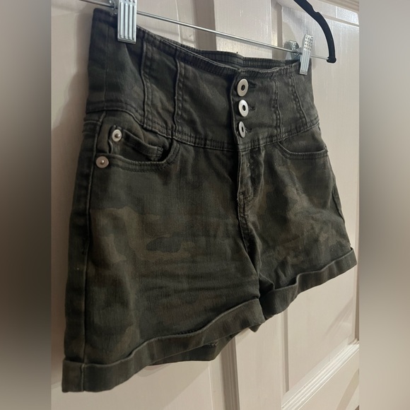 (🎄BOGO) High rise camo shorts - Picture 2 of 4